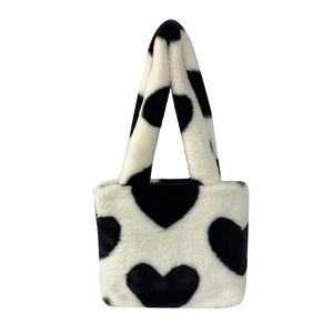 Sac fourre-tout en peluche à motif cœur noir et blanc avec texture fausse fourrure