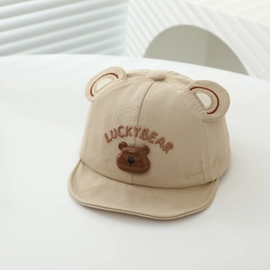Détail du chapeau bébé avec oreilles d'ours 3D et broderie LUCKYBEAR sur toile kaki