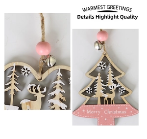 Détail de suspension de Noël en bois avec renne blanc et petite cloche en métal