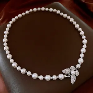 Collier de perles élégant avec pendentif papillon en zircon sur présentoir luxe