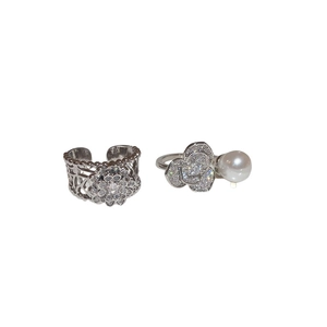 Bague ouverte fleur française avec pétales en zircon et perles blanches argentées