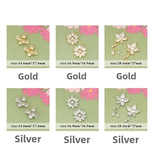 Détails de pendentifs floraux plaqués or 18 carats et argent avec incrustations de zircons