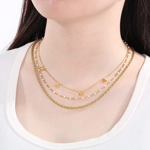 Dreilagige goldene Edelstahlkette mit MAMA-Anhängern und kleinen weißen Perlen
