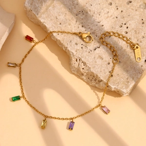 Détail de la chaîne plaquée or 18 carats avec pendentifs en zircon coloré sur pierre