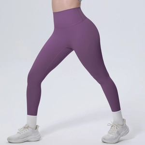 Detailansicht der violetten High-Waist-Yogahose mit Kompressions- und Lifting-Effekt