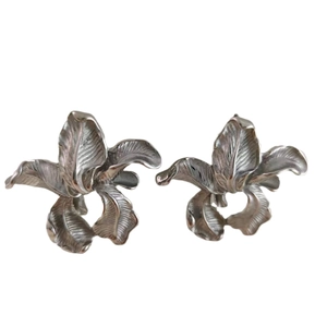 Silver flower stud earrings in 18k gold plated stainless steel with petal texture