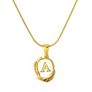 Collier en acier inoxydable plaqué or 18 carats avec pendentif lettre A en nacre et lave