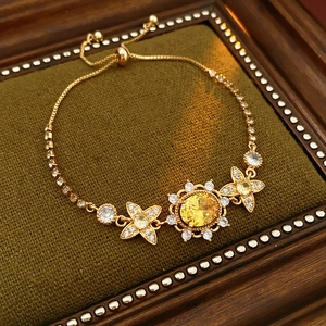Detail eines Vintage-Goldarmbands mit gelbem Edelstein in einer edlen Samt-Schmuckschatulle