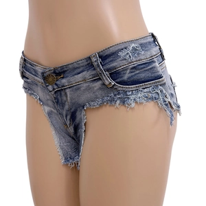 Dettaglio di pantaloncini di denim blu con taglio a vita bassa e bordi sfilacciati
