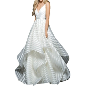 Dettaglio dell'abito da sposa bianco con scollo a V e gonna ampia in raso a righe velate