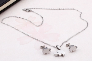 Detail von Elefanten-Schmuckset aus Edelstahl in Silber mit Kristallen auf rosa Grund