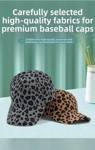 Dettaglio dei cappellini da baseball in velluto a coste leopardato in grigio e marrone