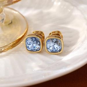Boucles d'oreilles dorées avec cristal bleu clair carré et sertissage micro-pavé chic