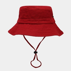 Detalle de gorro de pescador rojo de algodón con cordón ajustable y costuras finas