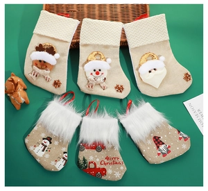 Détails de 6 chaussettes de Noël avec personnages en peluche et texture en toile de jute