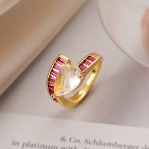18K gold plated ring with pear-cut zircon and pink side stones in bypass design
