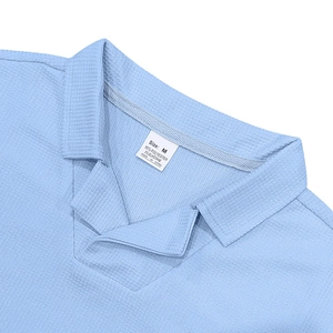 Detalle de tela de punto de gofre azul claro y textura de cuello polo para hombre
