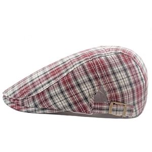 Détail du béret à carreaux rouge et blanc avec boucle en métal bronze ajustable et style rétro