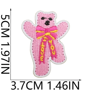 Dettaglio toppa orsetto ricamato rosa con testo I Love You e dimensioni altezza 5cm