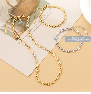 Détail du collier et des bracelets à maillons de café plaqués or 18 carats avec étiquette K18