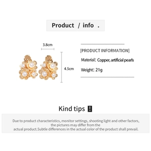 Detailed size specifications for 18K gold plated pearl flower earrings in centimeters
