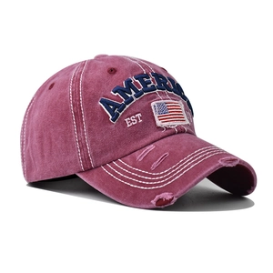 Detailaufnahme der gewaschenen Baumwollkappe mit Flaggenstickerei und Distressed-Schirm