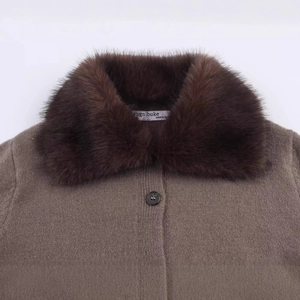 Gilet en maille marron pour femme avec col en fausse fourrure et bouton élégant