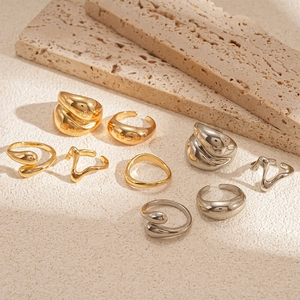 Unregelmäßige geometrische offene Ringe in poliertem Gold- und Silber-Metall-Finish
