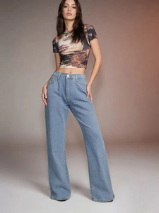 High-waisted wide-leg denim jeans in light blue wash with vintage straight cut for women