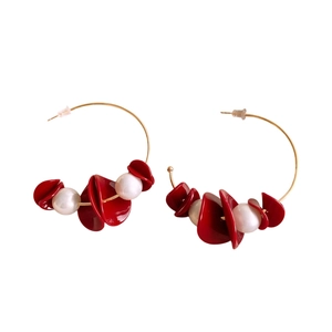 Hoop earrings with red wavy resin beads and white pearls on golden metal circles