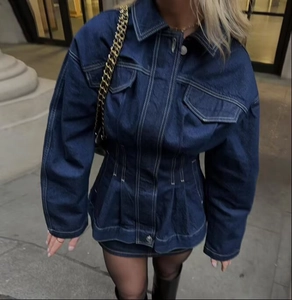 Vue détaillée d'une veste en jean bleu foncé avec coutures contrastées et taille cintrée