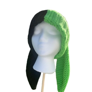 Handgestrickte Beanie mit Hasenohren im schwarz-grünen Kontrast-Patchwork-Stil