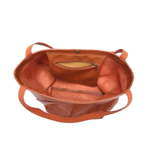 Vue intérieure du cabas marron avec bandoulière orange, poche zippée et fermoir magnétique