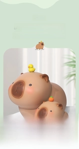 Λεπτομέρεια από δύο κουμπαράδες capybara σε διάφορα μεγέθη με χαριτωμένα σχέδια φρούτων