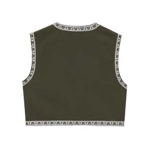 Détail de la broderie blanche au dos d'un gilet sans manches vert foncé pour femmes