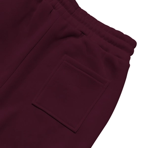Detalle del pantalón jogger de forro polar burdeos con cintura elástica y bolsillo trasero