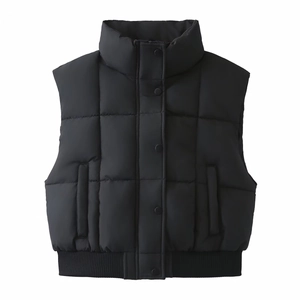 Dettaglio del gilet trapuntato nero con collo alto, bottoni automatici e bordo a coste