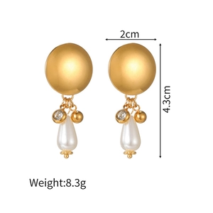 Elegant gold drop earrings with irregular geometry, white pearls and clear zircons