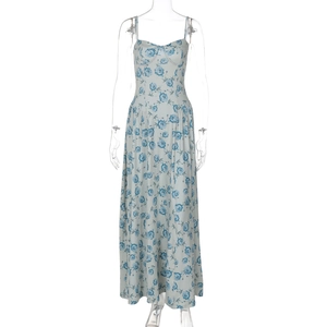 Détail d'une robe d'été à fleurs bleues avec de fines bretelles et des plis