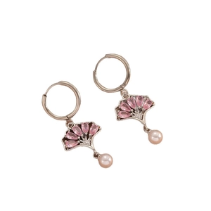 Boucles d'oreilles feuille de ginkgo avec cristaux roses et perles sur fond blanc