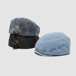 Tre berretti in denim per bambini in nero e blu con coulisse regolabili e ricami