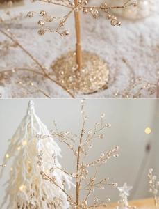 Detail van gouden kerstdecoratie met kristallen kralen op warme witte achtergrond