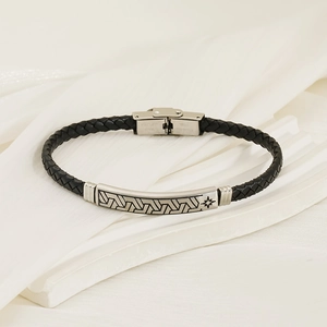 Herren Armband aus geflochtenem Leder mit gravierter Edelstahlplatte und Verschluss