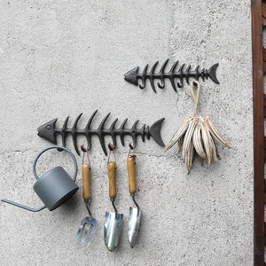 Set di due ganci da parete a lisca di pesce in ghisa vintage per decorazione giardino