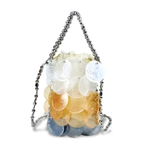Detail der handgefertigten Muscheltasche mit Perlenkette und bunten Pailletten