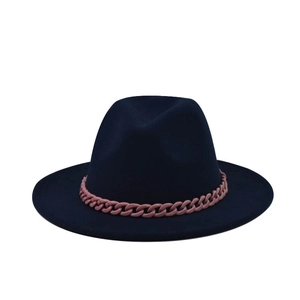 Vue détaillée d'un chapeau fedora bleu marine avec une chaîne rose mate décorative