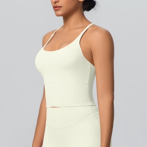 Vue détaillée latérale de l'ensemble brassière de sport beige et pantalon de yoga haut