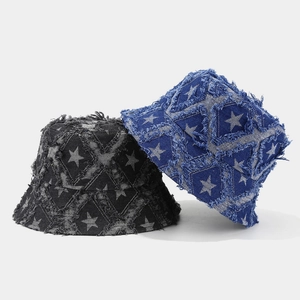 Chapeau bob en jean rétro avec motif d'étoiles et bords effilochés en noir et bleu