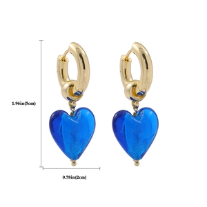 Détail de boucles d'oreilles cœur bleu avec mesures de 5cm de haut et 2cm de large