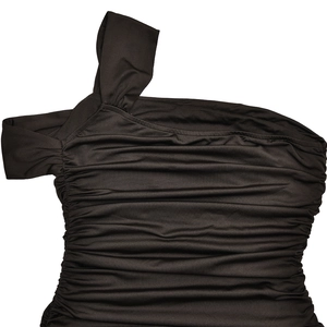Détail de la robe noire sans manches avec fronces et bretelle asymétrique unique